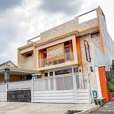 Vaccinated Staff - OYO 90383 Avisha Guest House Syariah Malang Exterior foto