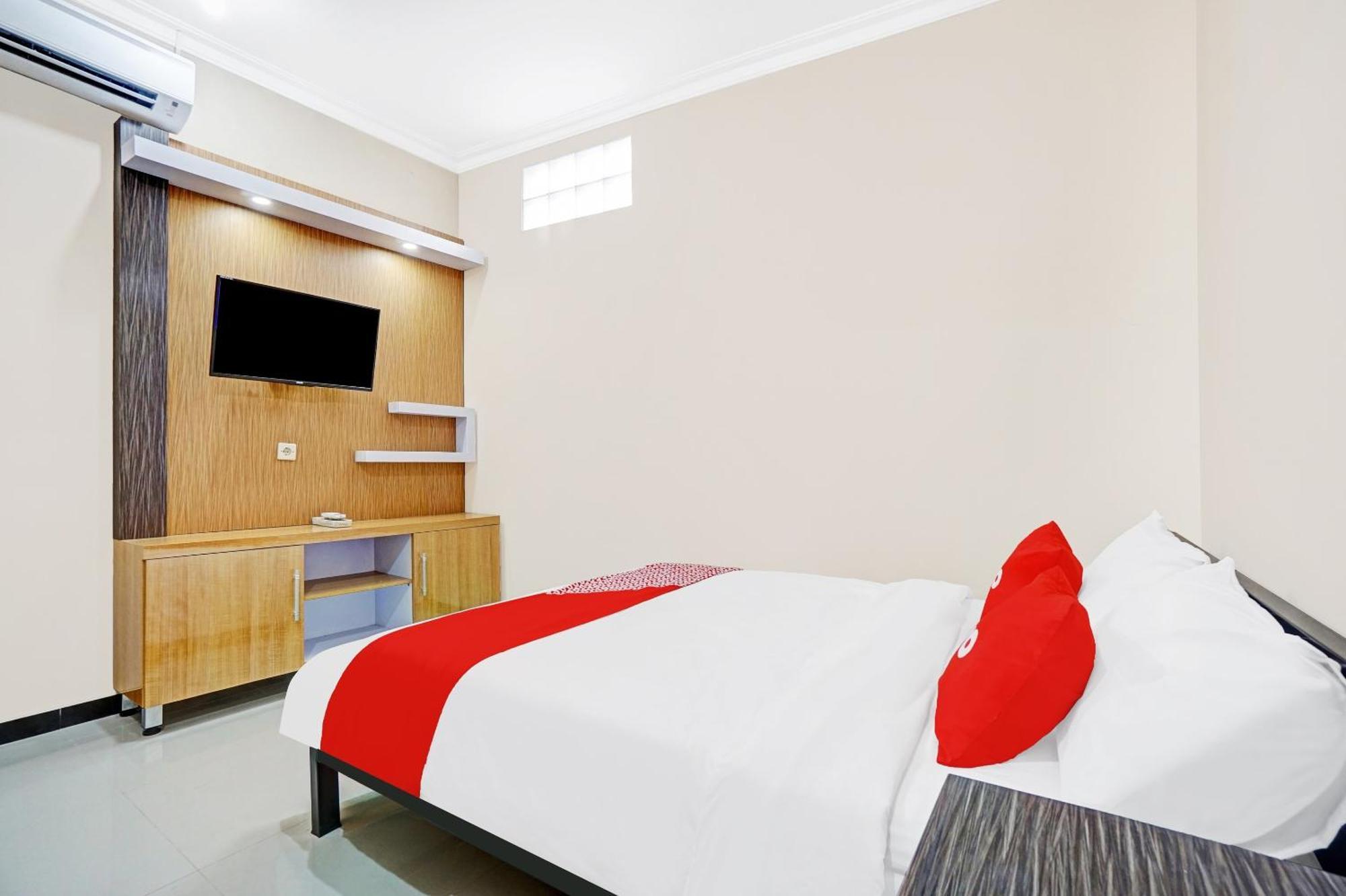 Vaccinated Staff - OYO 90383 Avisha Guest House Syariah Malang Exterior foto