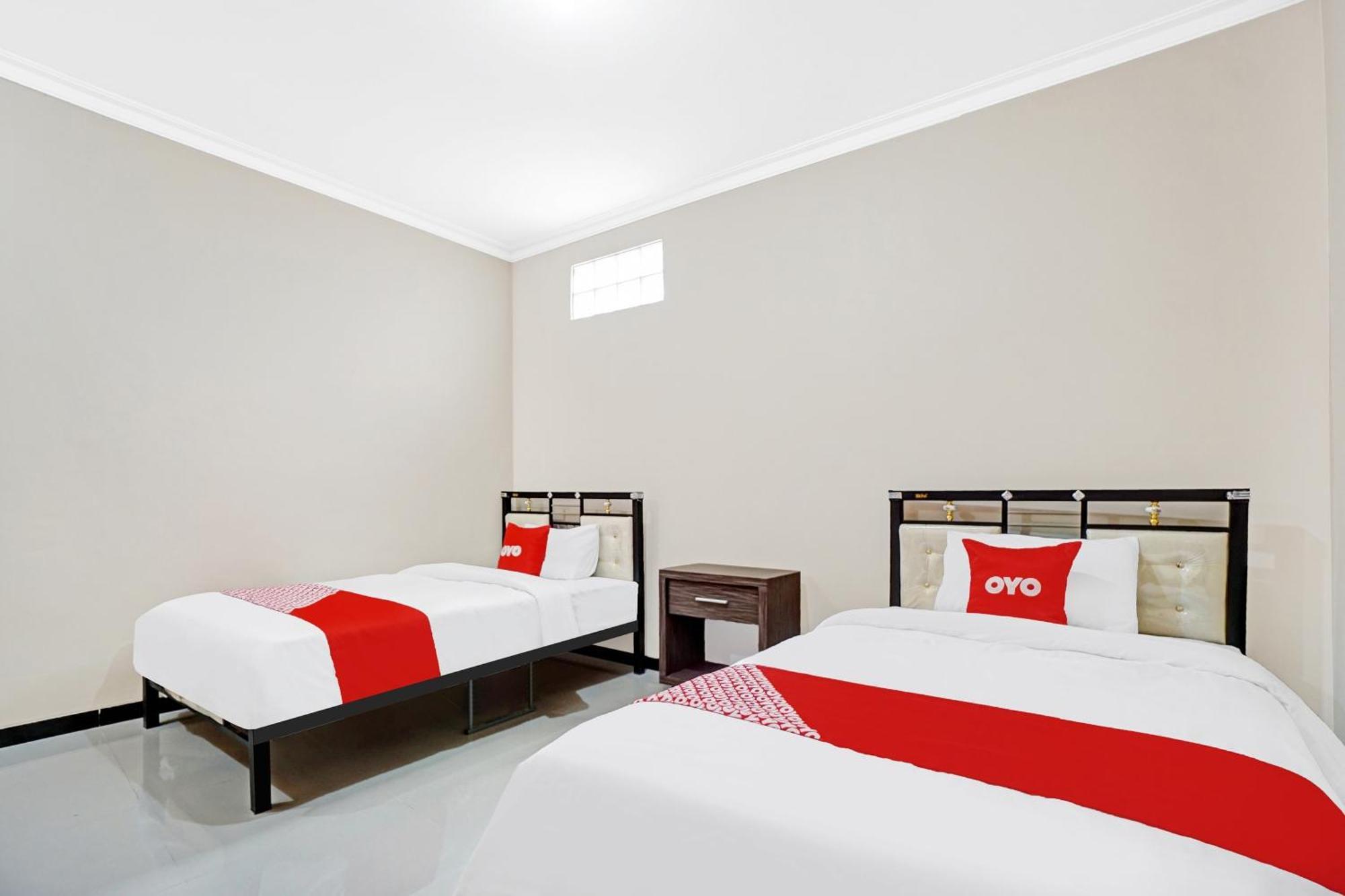 Vaccinated Staff - OYO 90383 Avisha Guest House Syariah Malang Exterior foto