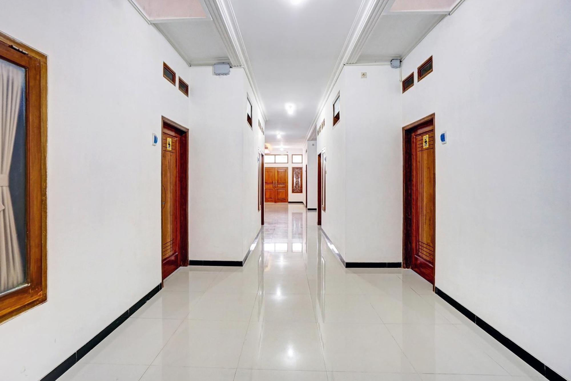 Vaccinated Staff - OYO 90383 Avisha Guest House Syariah Malang Exterior foto
