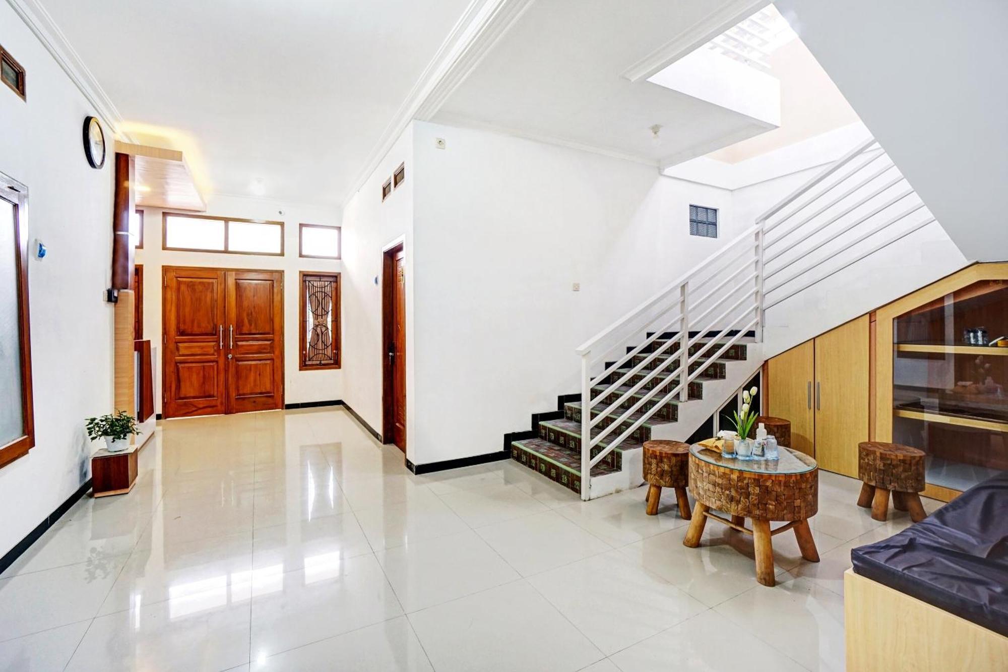 Vaccinated Staff - OYO 90383 Avisha Guest House Syariah Malang Exterior foto