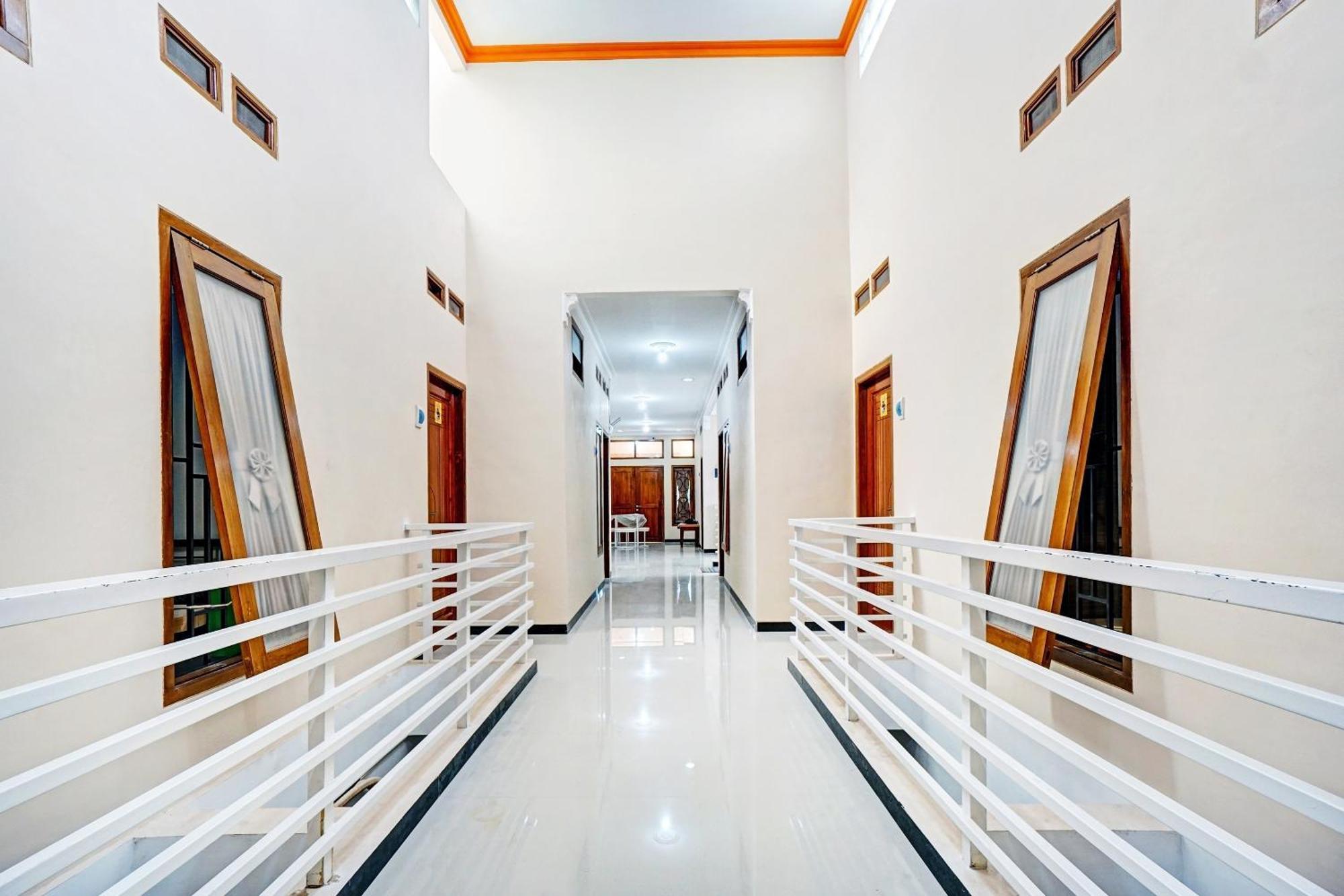 Vaccinated Staff - OYO 90383 Avisha Guest House Syariah Malang Exterior foto