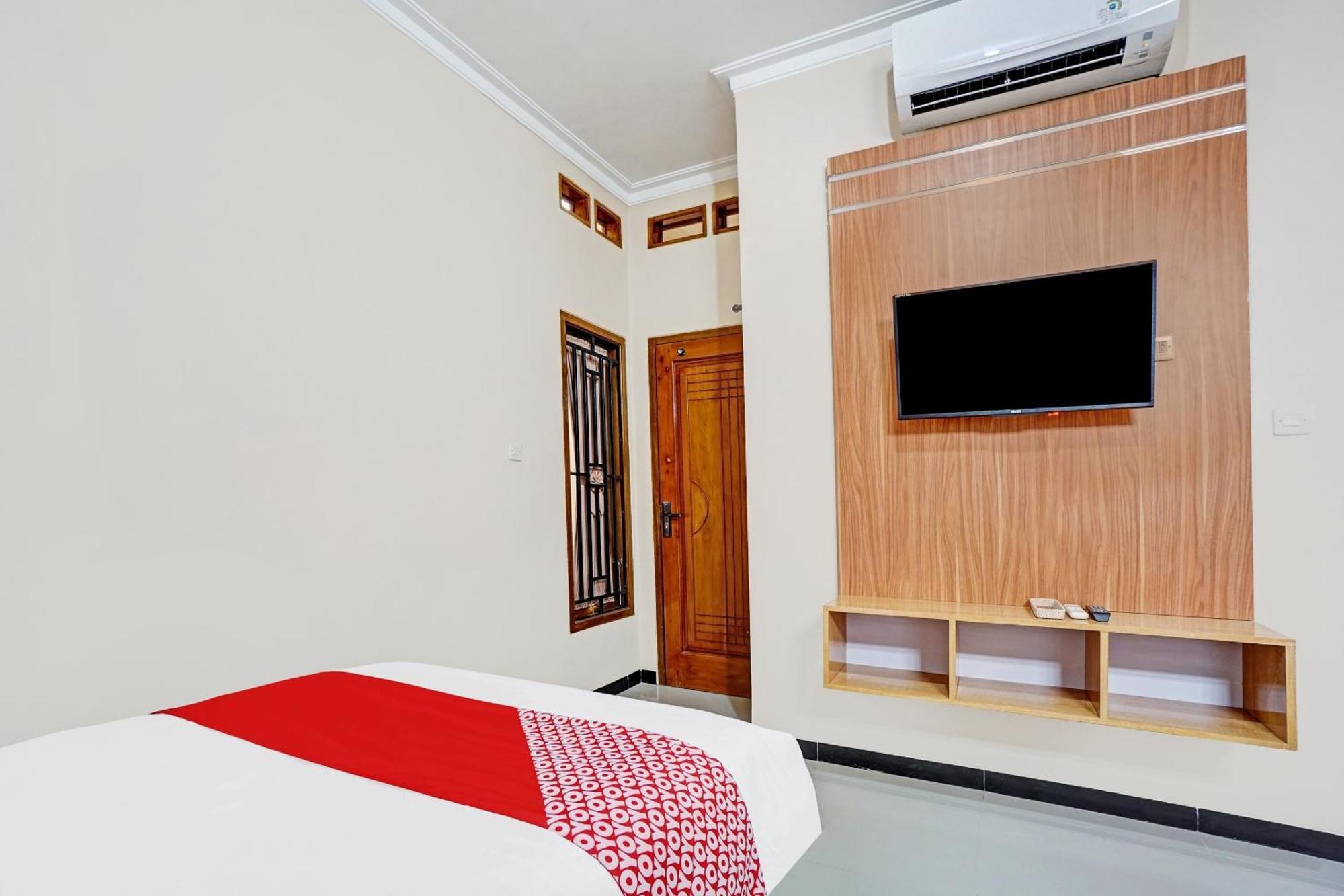 Vaccinated Staff - OYO 90383 Avisha Guest House Syariah Malang Exterior foto
