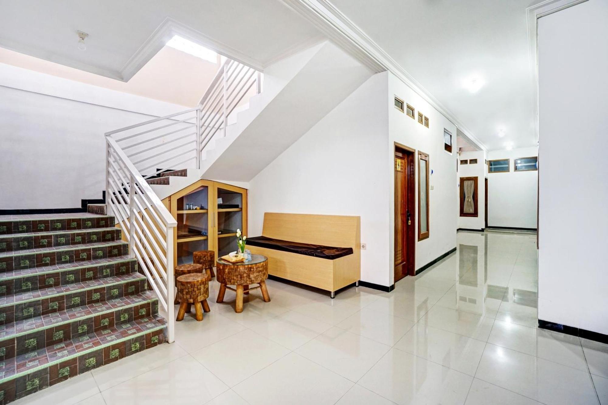 Vaccinated Staff - OYO 90383 Avisha Guest House Syariah Malang Exterior foto
