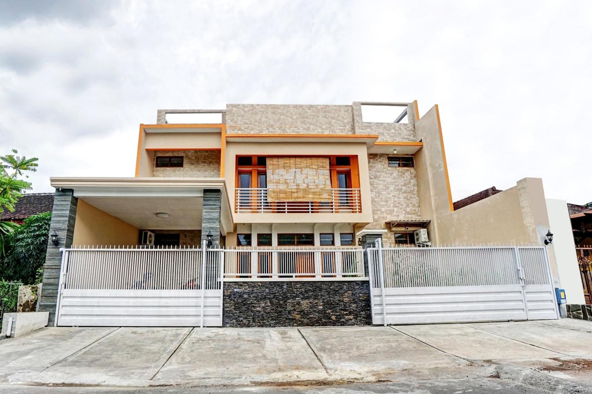 Vaccinated Staff - OYO 90383 Avisha Guest House Syariah Malang Exterior foto