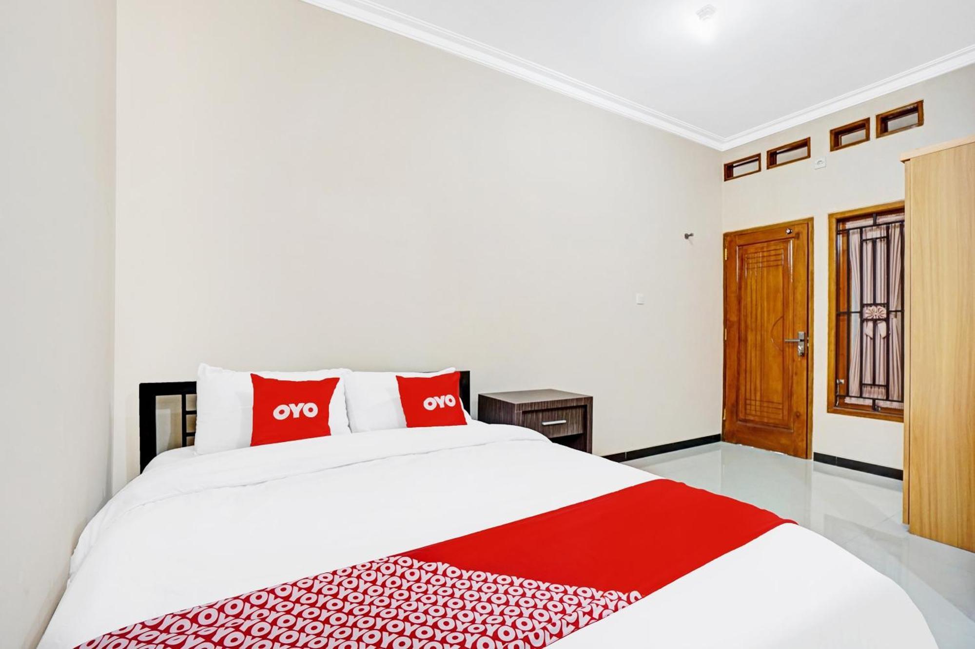 Vaccinated Staff - OYO 90383 Avisha Guest House Syariah Malang Exterior foto