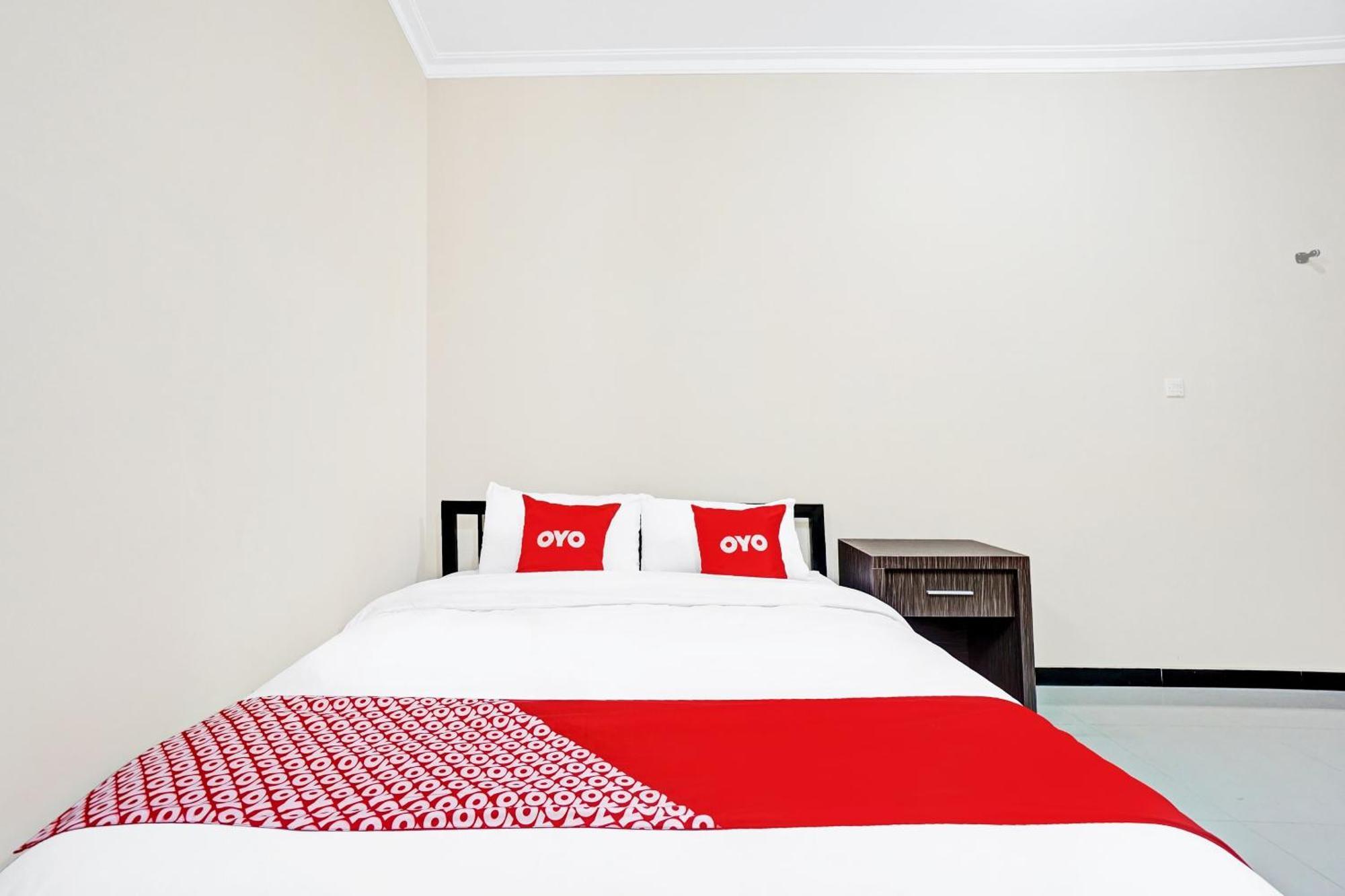 Vaccinated Staff - OYO 90383 Avisha Guest House Syariah Malang Exterior foto