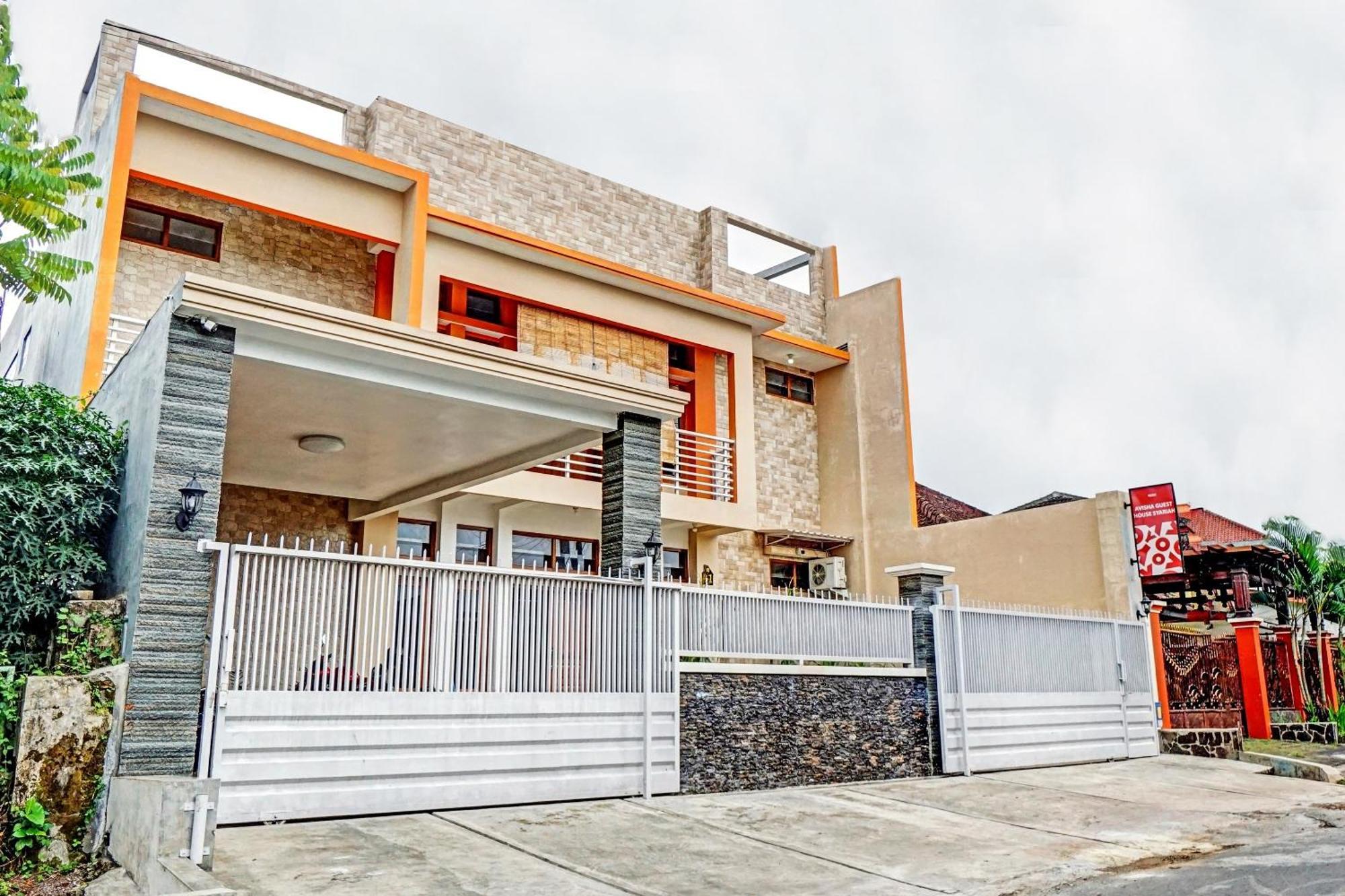 Vaccinated Staff - OYO 90383 Avisha Guest House Syariah Malang Exterior foto